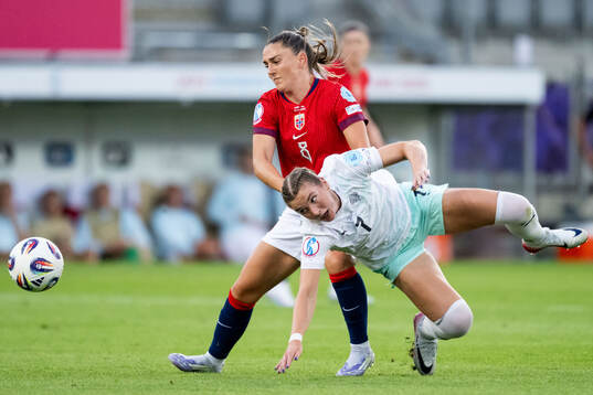 Vilde Bøe Risa of Norway and Karolina Vilhjálmsdottir of