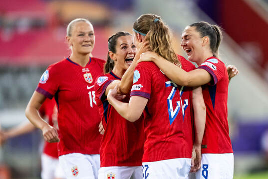Signe Gaupset of Norway celebrates with Frida Maanum, Tuva