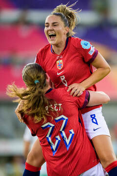 Vilde Bøe Risa celebrate with Signe Gaupset of Norway