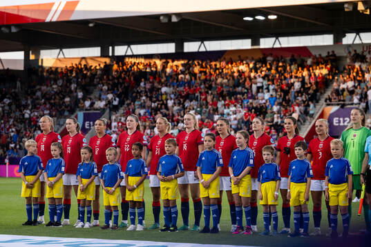 Frida Maanum, Elisabeth Terland, Celin Bizet Dønnum, Signe