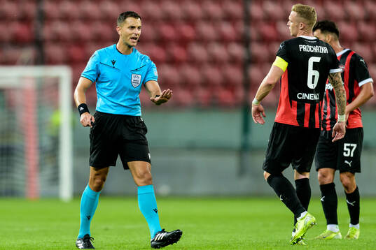 Referee Bence Csonka