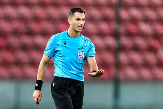 Referee Bence Csonka