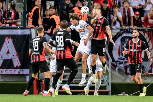 Silas Andersen of Häcken and Milos Kratochvil of Spartak
