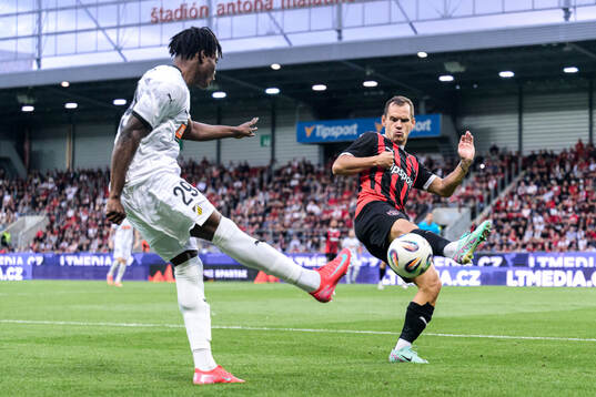 Severin Nioule of Häcken and Martin Mikovic of Spartak