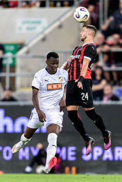 John Paul Dembe of Häcken and Kristian Kostrna of Spartak