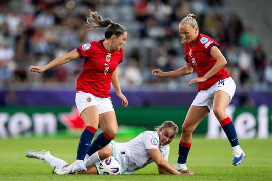 Vilde Bøe Risa and Frida Maanum of Norway against