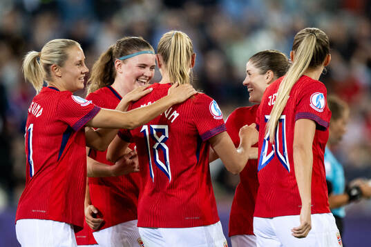 Frida Maanum of Norway celebrates with team mates