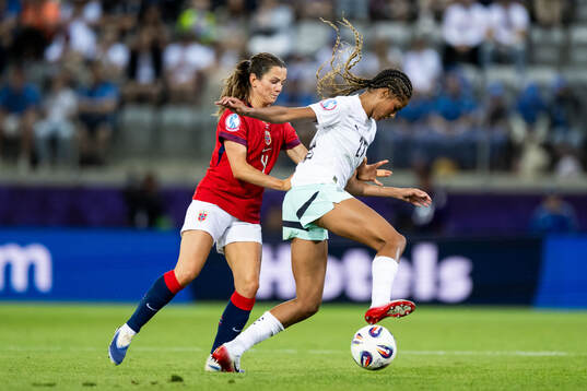 Tuva Hansen of Norway and Sveindis Jonsdottir of Iceland