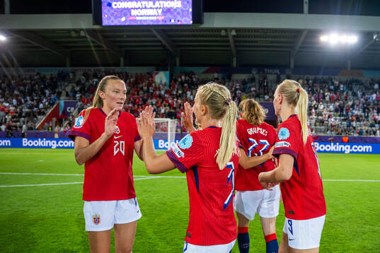 Synne Sofie Kinden Jensen and Emilie Woldvik of Norway