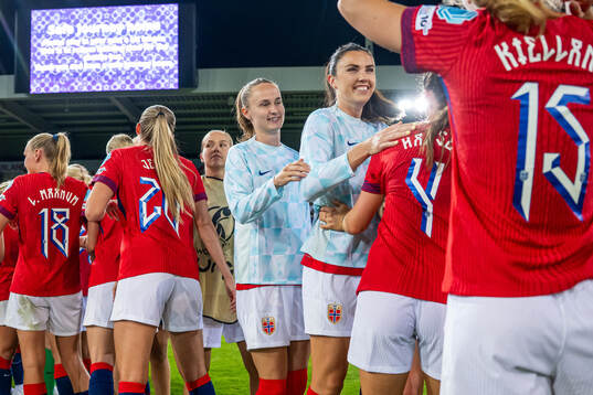 Caroline Graham Hansen, Ingrid Syrstad Engen and players of