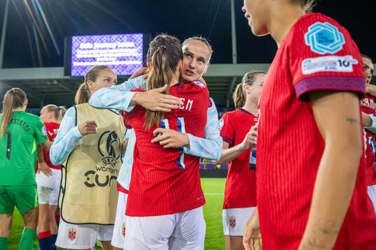 Caroline Graham Hansen, Tuva Hansen and players of Norway