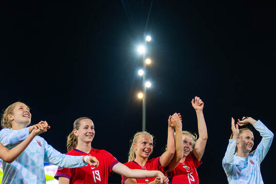Goalkeeper Aurora Mikalsen, Elisabeth Terland, Emilie