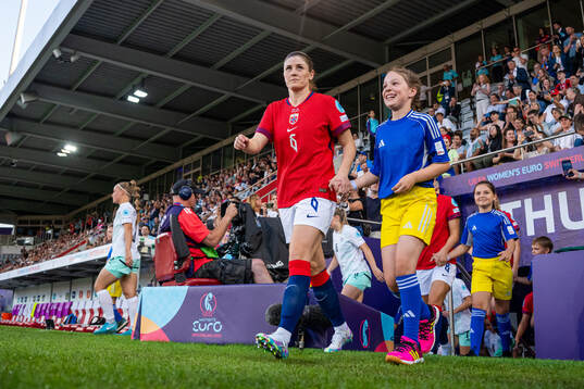 Maren Mjelde of Norway enters the pitch