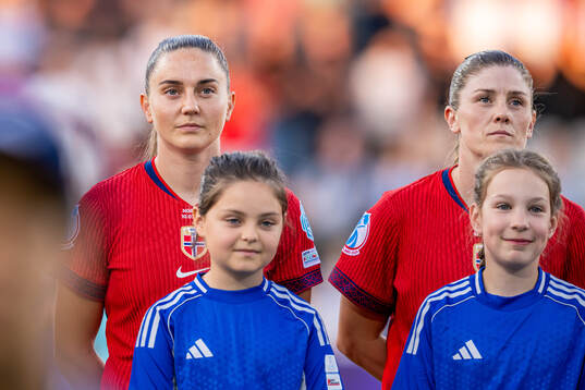 Vilde Bøe Risa and Maren Mjelde of Norway line up