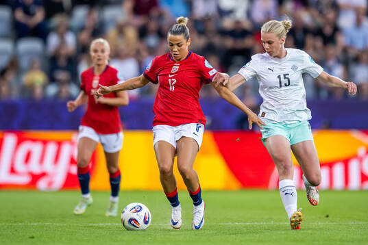 Celin Bizet Dønnum of Norway and Katla Tryggvadottir of