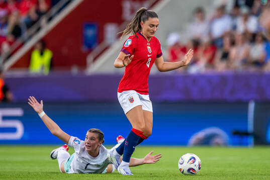 Karolina Vilhjálmsdottir of Iceland and Vilde Bøe Risa of