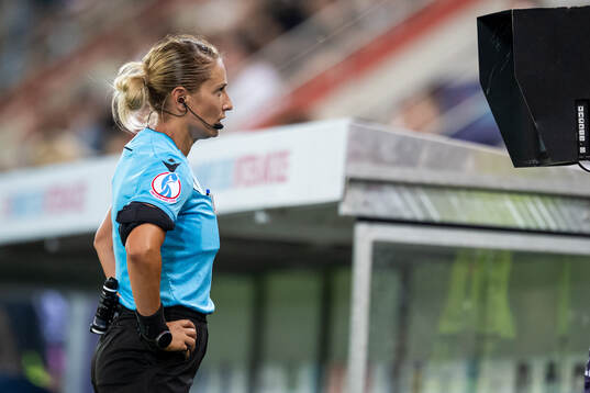 Referee Alina Pesu with a VAR-check