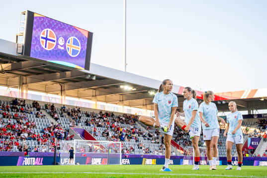 Guro Reiten and Elisabeth Terland of Norway warm up