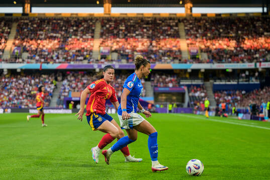 Maria Mendez of Spain and Arianna Caruso of Italy