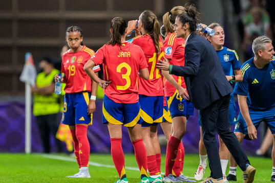 Head coach Montserrat Tomé of Spain speaks to her players