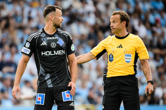 IFK Norrköpings Max Watson och Domare Kristoffer Karlsson