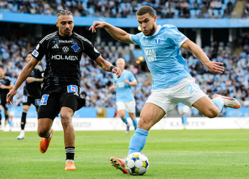 Malmö FFs Gabriel Busanello och IFK Norrköpings Moutaz