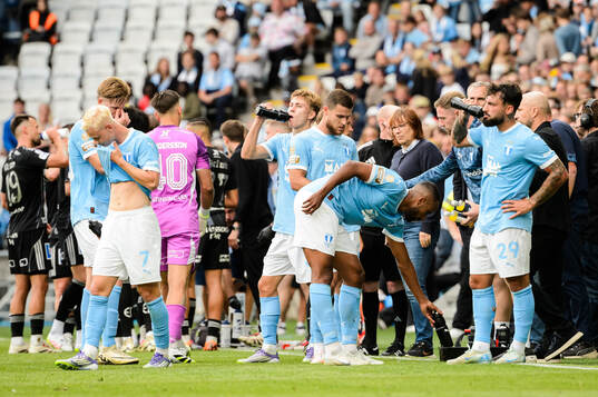 Malmö FFs spelare vid ett spelavbrottt