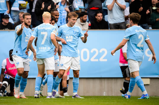 Malmö FFs Hugo Bolin jublar med lagkamrater
