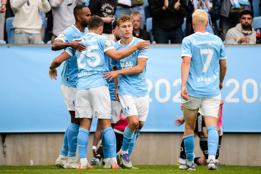 Malmö FFs Hugo Bolin jublar med lagkamrater