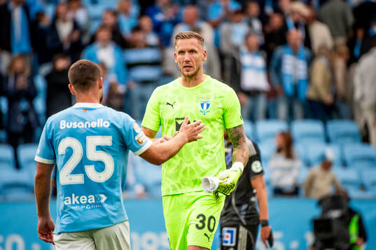 Malmö FFs Gabriel Busanello och målvakt Robin Olsen jublar