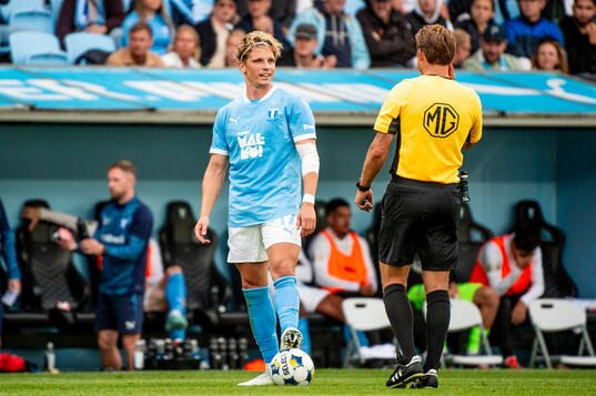 Malmö FFs Jens Stryger Larsen och domare Kristoffer