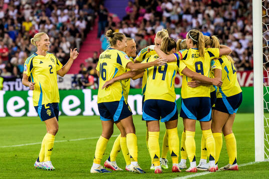 Smilla Holmberg of Sweden celebrate with teammates