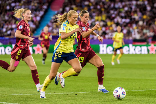 Smilla Holmberg of Sweden and Klara Buhl of Germany