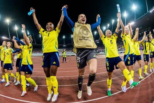 Madelen Janogy, goalkeeper Tove Enblom and Magdalena
