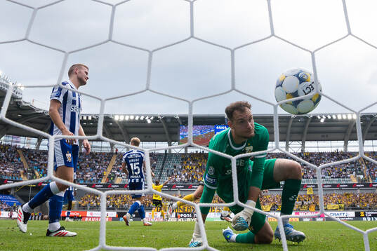 IFK Göteborgs Jonas Bager och målvakt Elis Bishesari