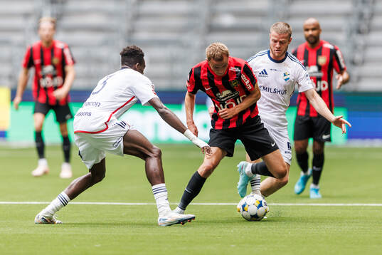 Östers Kingsley Gyamfi och Daniel Ljung mot