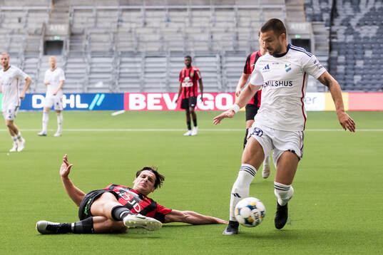 Brommapojkarnas Kevin Ackermann och Östers Vladimir Rodic
