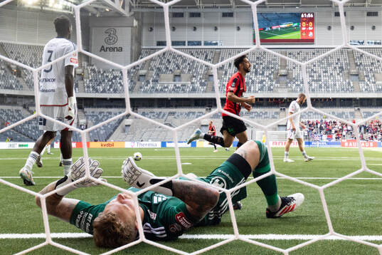 Östers målvakt Robin Wallinder deppar