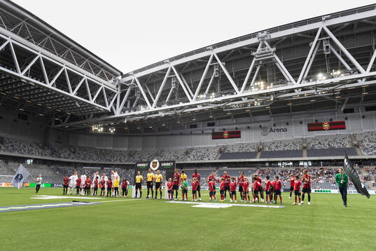 Spelare och domare ställer upp sig