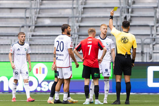 Östers Daniel Ask får ett gult kort av domare Adi Aganovic
