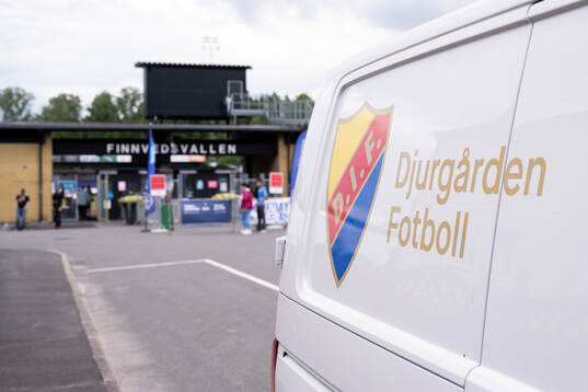 Djurgårdens materialbil parkerad utanför Finnvedsvallen