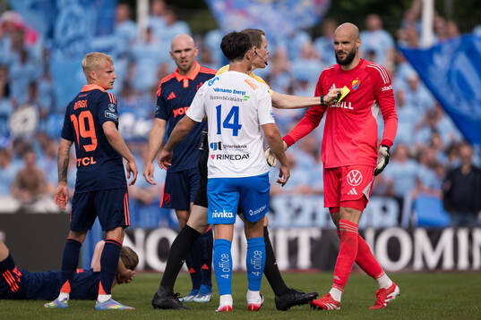 Värnamos Marcus Antonsson och Djurgårdens målvakt Filip