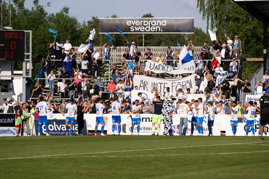 Värnamos supportrar jublar