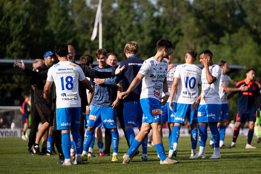Värnamos spelare jublar