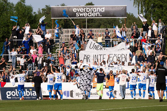 Värnamos spelare tackar supportrarna