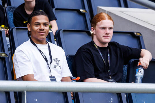 AIKs Kevin Filling och Elvis van der Laan på läktaren