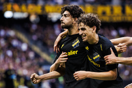 AIKs Andronikos Kakoullis och Taha Ayari jublar