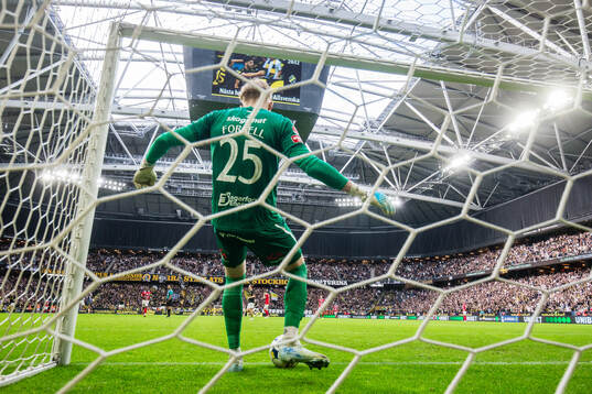 Degerfors målvakt Rasmus Forsell sparkar ut bollen från