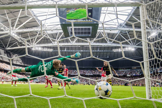 AIKs Andronikos Kakoullis gör 2-0 bakom Degerfors målvakt