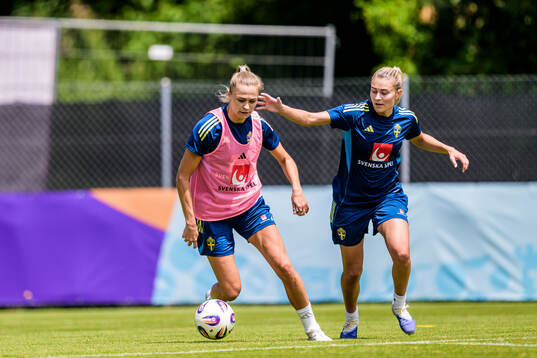 Fridolina Rolfö and Amanda Nildén of the Swedish women's